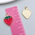 Pendentif fraise en émail rouge avec détails dorés pour création de bijoux DIY - Fraise Rouge (23386) / 20x14mm
