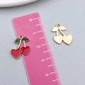 Pendentif cerise en émail rouge avec feuille verte et finition dorée pour bijoux - Cerise Rouge (23387) / 17x13mm
