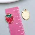 Pendentif fraise en émail rouge avec dos doré et feuille verte pour bijoux DIY - Fraise Rouge (23388) / 17x12mm