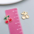 Pendentifs cerises en émail rouge avec texture dorée et règle pour référence de taille - Cerise Rouge (23389) / 13x12mm