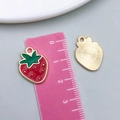Pendentif fraise rouge pour création de bijoux DIY avec détails de feuilles dorées - Fraise Rouge (23391) / 19x14mm