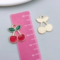 Pendentifs cerises émaillées rouges pour bijoux DIY avec dos texturé en nid d'abeille - Cerise Rouge (23392) / 19x16mm