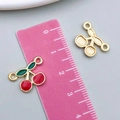 Pendentifs cerises en alliage doré avec émail rouge pour la création de bijoux - Cerise Rouge (23393) / 12x17mm