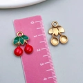 Pendentif cerise en émail rouge pour bijoux DIY, hauteur 2,2cm avec dos doré - Cerise Rouge (23402) / 17x13mm