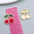 Pendentif cerise en émail rouge avec métal doré et feuilles vertes pour création bijoux - Cerise Rouge (23438) / 19x16mm