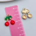 Pendentif cerise en alliage avec émail rouge et dos doré pour création de bijoux - Cerise Rouge (23439) / 17x15mm