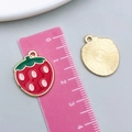 Breloques fraises en émail rouge et doré avec règle rose pour référence de dimensions - Fraise Rouge (23440) / 20x17mm