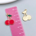 Pendentifs cerise en émail rouge pour bijoux DIY avec règle de mesure et dos doré - Cerise Rouge (23442) / 20x15mm
