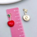 Pendentif cerise en émail rouge avec dos en alliage doré et boucle, breloque de 2,2 cm - Cerise Rouge (23445) / 21x10mm