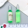 Miniatur-Weinflaschenanhänger aus grünem Harz mit La Motte-Etikett und silbernem Ring - Green Resin Wine Bottle