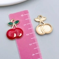 Pendentif cerise en émail rouge avec dos en métal doré pour la création de bijoux - Cerise Rouge (23446) / 20x16mm