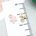 Roze emaille en gouden sterhangers voor sieraden maken met maat referentie schaal - Roze Emaille Vijfpuntige Ster Stijl (12025)