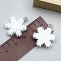 Weiße Harz-Schneeflocken-Anhänger mit silbernen Ösen, 2,5 cm Größe am Holzlineal gemessen - 18x23mm / Weiße Harz-Schneeflocke (17026)