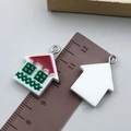 Weihnachtlicher Harz-Hausanhänger mit rotem Dach und grünen Fenstern für DIY-Schmuck - 17x22mm / Weißes Harz-Haus (17027)