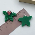 Stechpalmenblatt-Anhänger aus Harz mit roten Beeren für DIY-Weihnachtsschmuck - 25x22mm / Grünes Harz-Blatt (24247)