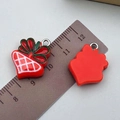 Roter Harz-Herzanhänger zu Weihnachten mit grüner Schleife und silberner Aufhängung - 22x16mm / Rote Harz-Geschenkbox (24253)