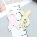 Ciondolo a nastro cuore in smalto rosa e lega dorata con occhiello per gioielli fai da te - Stile Fiocco a Nastro Rosa (24861)