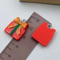 Cartoon-Harz rotes Geschenkbox Weihnachtsanhänger mit Schleife für DIY-Schmuckherstellung - 20x15mm / Rote Harz-Geschenkbox B (24258)