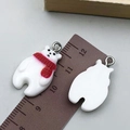 Cartoon Eisbär-Harzanhänger mit rotem Schal und Metallschleife für DIY-Schmuck - 24x15mm / Weißer Harz-Schalbär (24261)