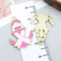 Ciondolo a nastro rosa con ancora e croce in lega dorata e smalto, misura di 3,2 cm - Stile Fiocco Ancora Olio di Gocciolamento Rosa (24867)