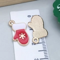 Detailweergave van de rode handschoenhanger met gouden sneeuwvlok en 2cm maataanduiding - Rode Handschoen (9901)