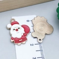 Macro-opname van de kerstman emaille hangers met afmetingen op een liniaal - Rode Kerstman (9902)