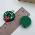 Weihnachtskranz-Anhänger aus Harz mit roter Schleife für DIY Schmuckherstellung - 24x18mm / Grüner Harz-Schleifenkranz (24266)