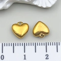Foto macro de colgantes de corazón dorados de 10mm con regla para el tamaño exacto - Corazón Pequeño (T2351)