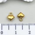 Primer plano de dijes de corazón dorado con escala, ancho de 8mm a 9mm para hacer bisutería - Mini Corazón (T3099)