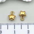 Vista macro de colgantes de estrella dorada de 8 mm con anillos para joyería artesanal - Estrella de Cinco Puntas (T3102)