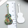 Ciondolo a forma di chitarra in acrilico colorato con motivi astratti per gioielli - Chitarra Multicolore-1 (24035)