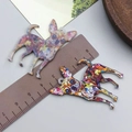 Dettaglio del ciondolo Chihuahua in acrilico con stampa fronte-retro e scala da 5 cm - Chihuahua Stampato a Doppio Lato Colorato (24023)