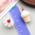 Pendentif cupcake en résine blanc et rouge avec crochet en métal pour bijoux DIY - Cupcake à la Crème Café Clair (24088)