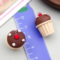 Pendentif cupcake en résine marron chocolat avec crème pour la création de bijoux DIY - Cupcake à la Crème Chocolat Café (24089)
