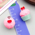 Pendentif cupcake en résine rose et vert avec cœur rouge pour création de bijoux - Cupcake Cœur Rose (24090)