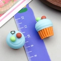 Pendentif cupcake miniature en résine bleue avec base orange pour la création de bijoux - Cupcake à la Crème Bleu (24091)
