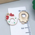 Kerstkrans hanger van legering met rode strik, emaille bedeltjes van 2,2 cm hoog - White Wreath (12511)