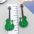 Colgante de guitarra eléctrica de acrílico verde para joyas de bricolaje - Guitarra de Música Impresa a Doble Cara Verde (24049)