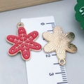 Rode emaille sneeuwvlok hanger met gouden metalen achterkant voor DIY sieraden - Rode Kerstsneeuwvlok (25461)