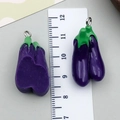 Pendentif aubergine en résine violet foncé avec anneau argenté pour bijoux DIY - Purple Resin Eggplant