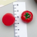 Pendentif tomate rouge en résine avec feuilles vertes et boucle, échelle de 2,3 cm - Red Resin Bell Pepper