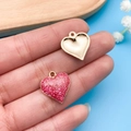 Gekleurde hartvormige bedeltjes in goud en roze glitter voor het maken van DIY-sieraden - Roze Emaille Hart (14323)
