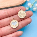 Ronde gouden legering hanger met beige emaille, lichtblauw hart en zonnestraal textuur - Gele Basis Blauw Emaille Hart (14989)