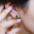Pendientes minimalistas de jade Hetian verde oscuro mostrados en la oreja - Verde Espinaca 6mm