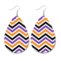 Detail van druppelvormige Halloween leren oorbellen met oranje en paars chevronpatroon - Halloween Chevron