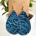 Détails des boucles d'oreilles en cuir bleu gaufré en forme de goutte avec crochets dorés - Style Larme Gaufrée Plume Bleue (4)