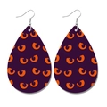 Detailansicht der Tropfenohrringe aus Leder mit lila Halloween Monsteraugen-Print - Orangefarbene Monsteraugen auf violettem Druckmuster (10)