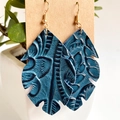 Détail de boucles d'oreilles en cuir gaufré bleu foncé en forme de feuille tropicale - Feuille Gaufrée Bleu Foncé avec Carton (5)