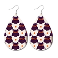 Detailaufnahme von Teardrop-Kunstlederohrringen mit Eulen- und Sternenmuster für Halloween - Violette Eule und Sterne auf beigem Druckmuster (7)