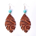 Détails macro de boucles d'oreilles en cuir en forme de feuille avec relief floral - Forme de Feuille Gaufrée Marron Foncé avec Perle Turquoise (16)